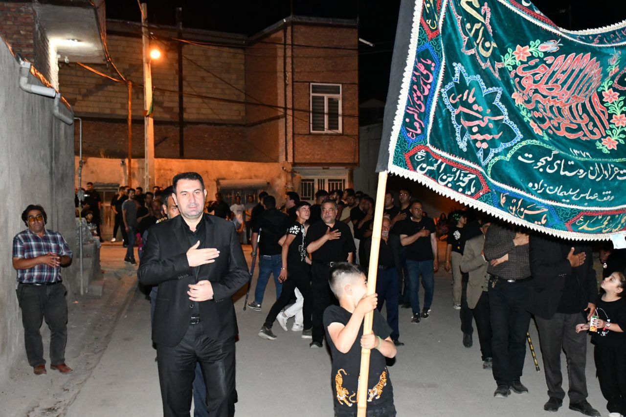 رامین موحدی فرماندار شهرستان ماکو با حضور در جمع عزاداران روستای گجوت به عزاداری سید و سالار شهیدان پرداختند