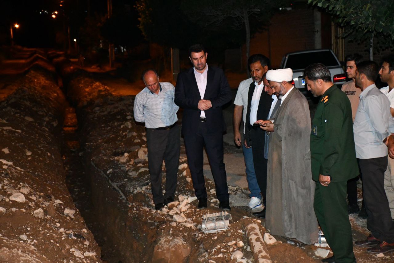 بازدید شبانه رامین موحدی فرماندار شهرستان ماکو از محل ترکیدگی لوله آب شرب روستای قره تپه