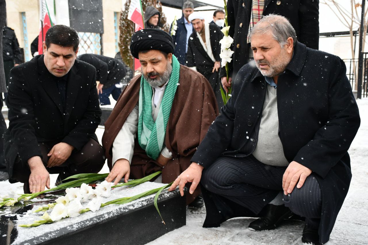 آیین غبارروبی و تجدید میثاق با آرمانهای مقدس انقلاب اسلامی با حضور اقشار مختلف مردم و مسئولان در محل مزار شهداء شهر ماکو برگزار گردید