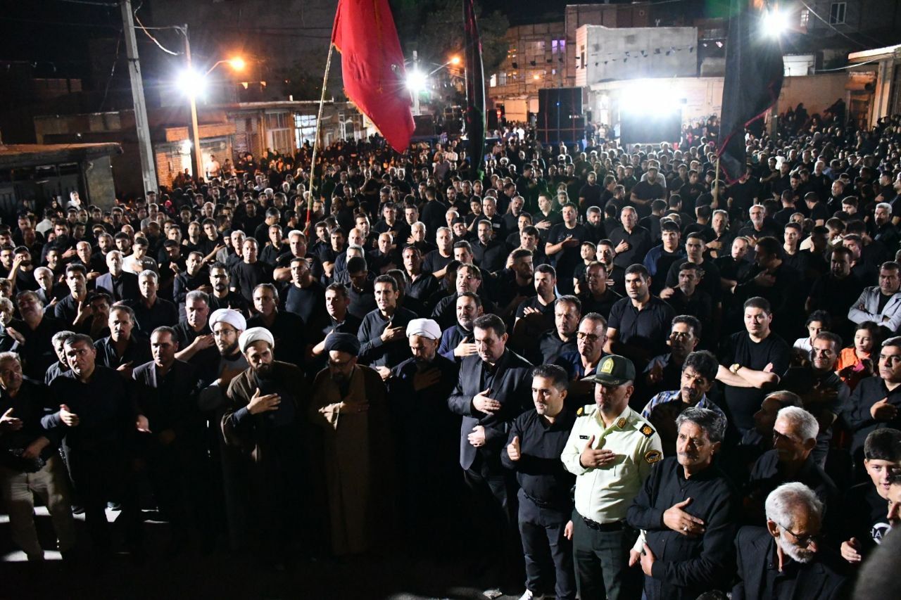 رامین موحدی فرماندار شهرستان ماکو با حضور در تجمع بزرگ عزاداران شهر مرزی بازرگان به عزاداری سید و سالار شهیدان پرداختند